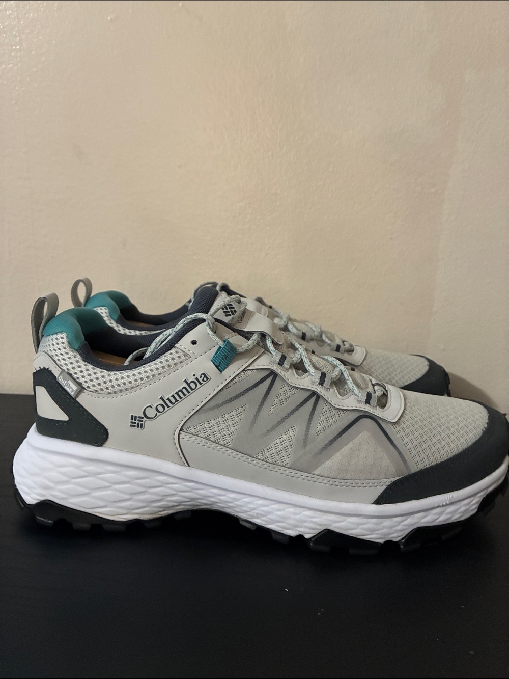 Columbia Peakfreak Rush OutDry hiking shoes in a white and teal size 10